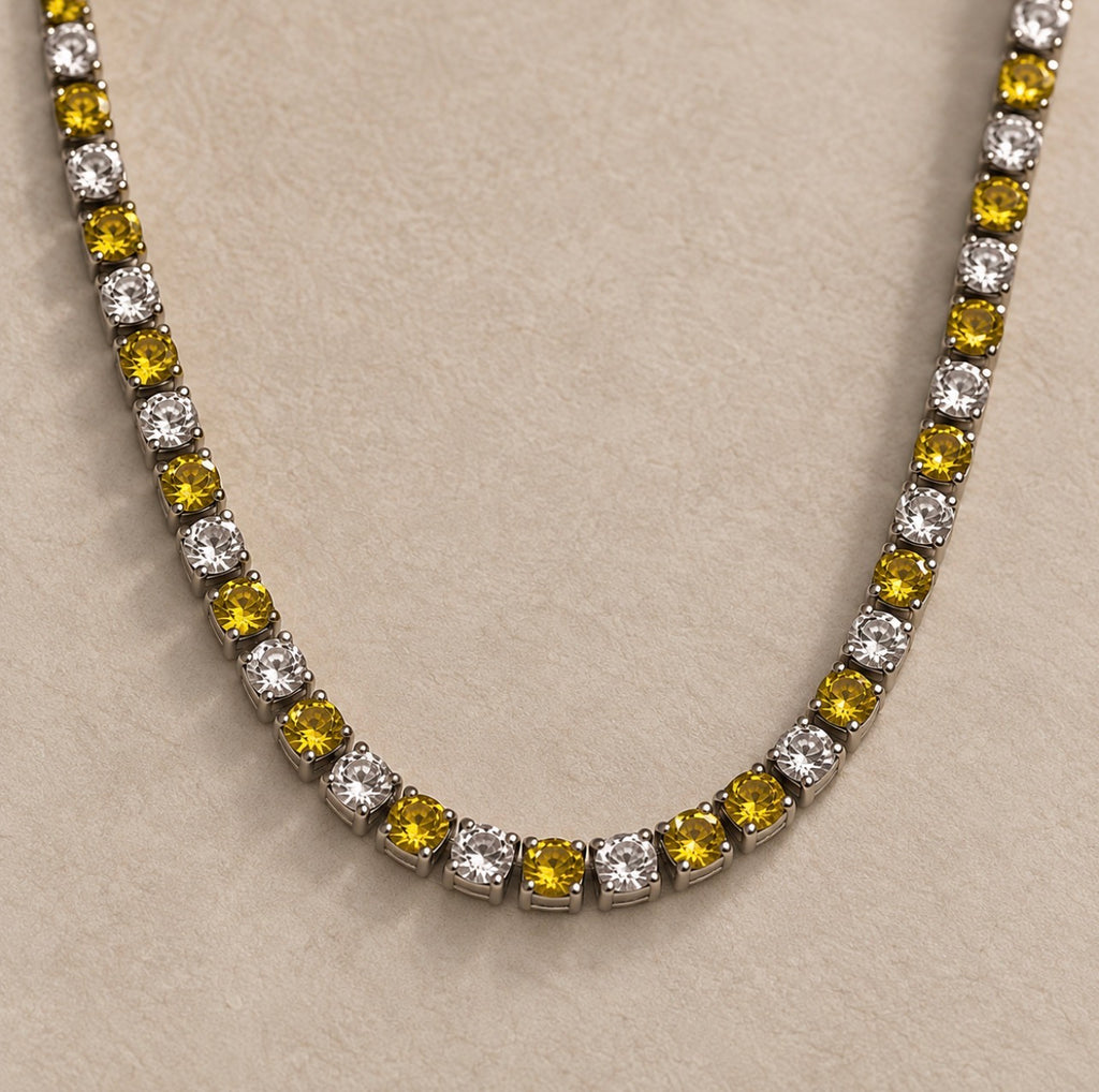 Détail des pierres rondes jaunes et incolores du collier Montou en argent 925.