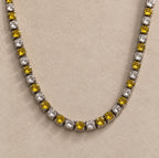 Détail des pierres rondes jaunes et incolores du collier Montou en argent 925.