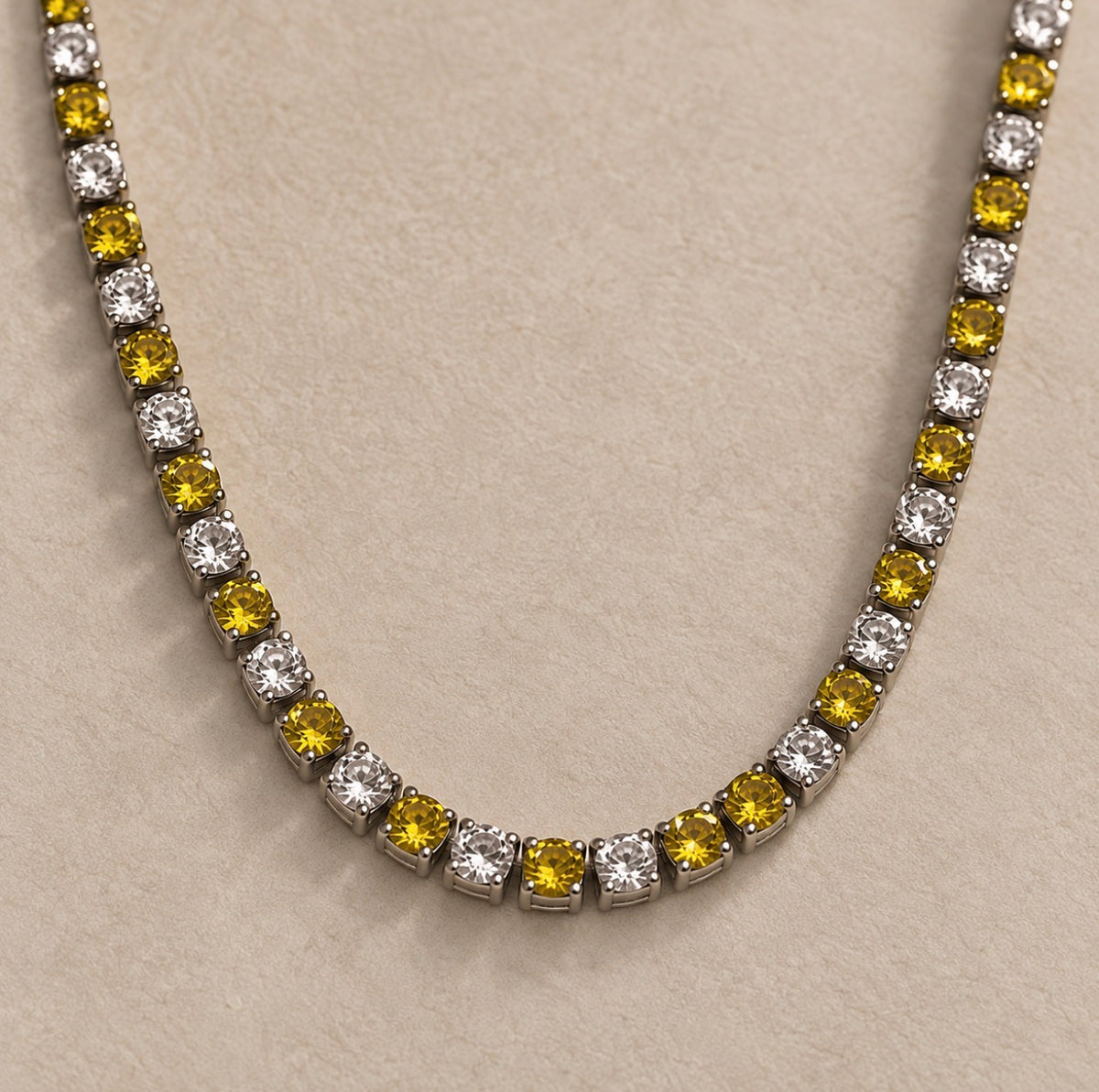 Détail des pierres rondes jaunes et incolores du collier Montou en argent 925.