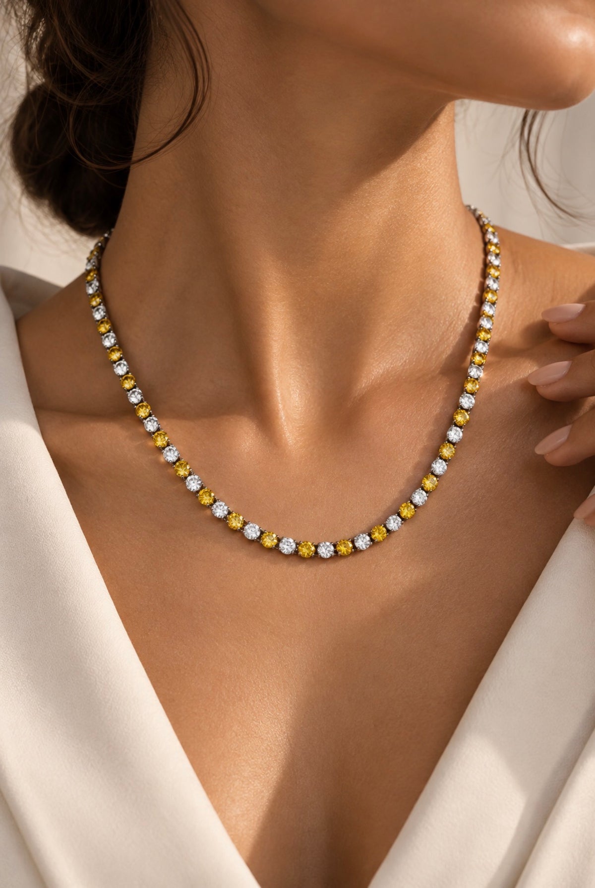 Collier Montou porté, avec sa ligne de cristal et de nano saphir jaune autour du cou.