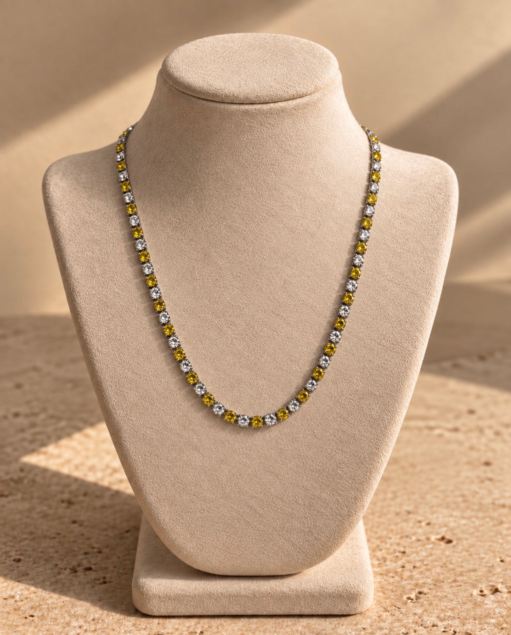 Collier Montou en argent 925, cristal et nano saphir jaune, présenté sur un buste.