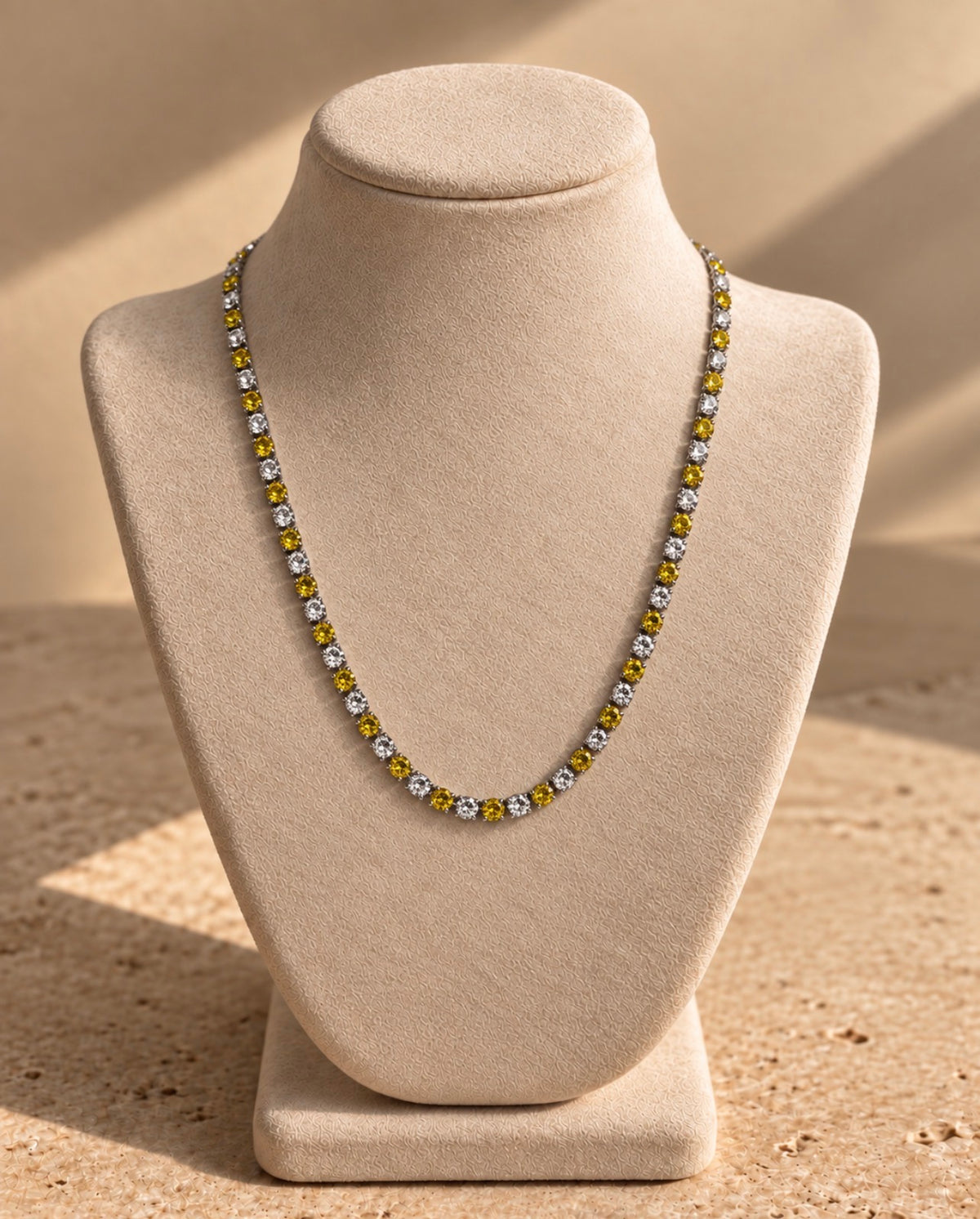 Collier Montou en argent 925, cristal et nano saphir jaune, présenté sur un buste.