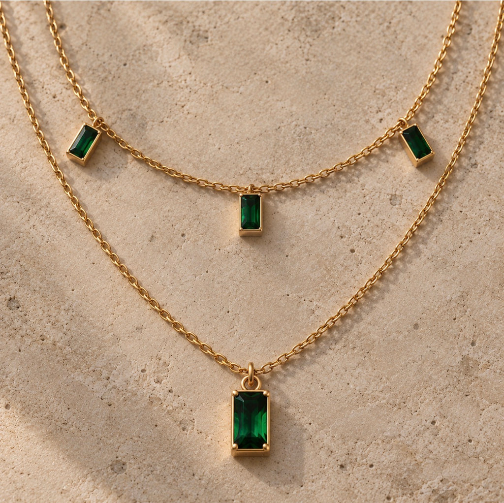 Détail des deux chaînes dorées et des quatre pendentifs rectangulaires vert nano émeraude du Collier Nefertiti.