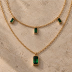 Détail des deux chaînes dorées et des quatre pendentifs rectangulaires vert nano émeraude du Collier Nefertiti.