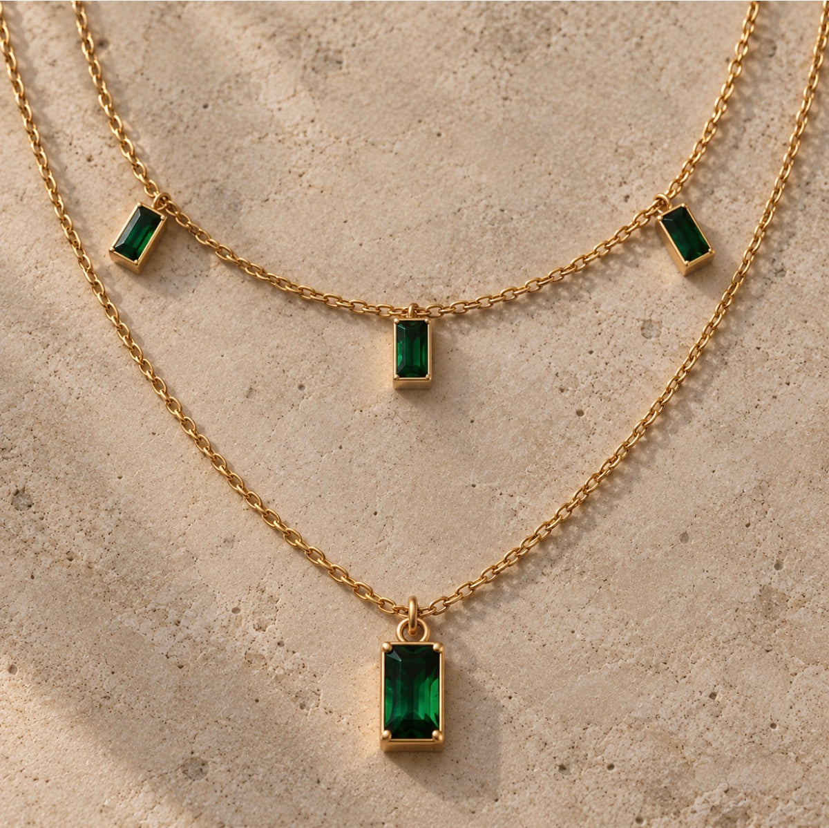 Détail des deux chaînes dorées et des quatre pendentifs rectangulaires vert nano émeraude du Collier Nefertiti.