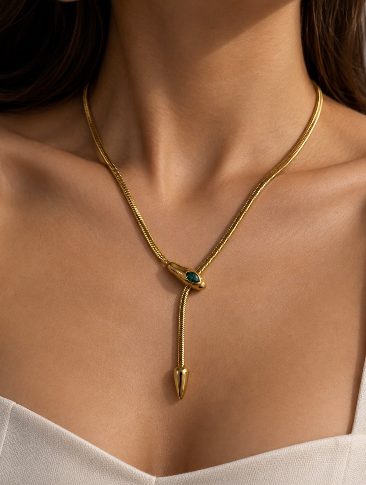 Collier serpent doré à pendentif allongé porté