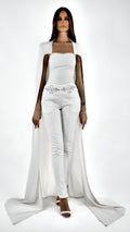 Cape Euphrosine blanche, longue et fluide, portée avec une combinaison bustier blanche