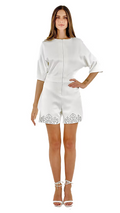 Combishort blanc à manches courtes et jambes brodées