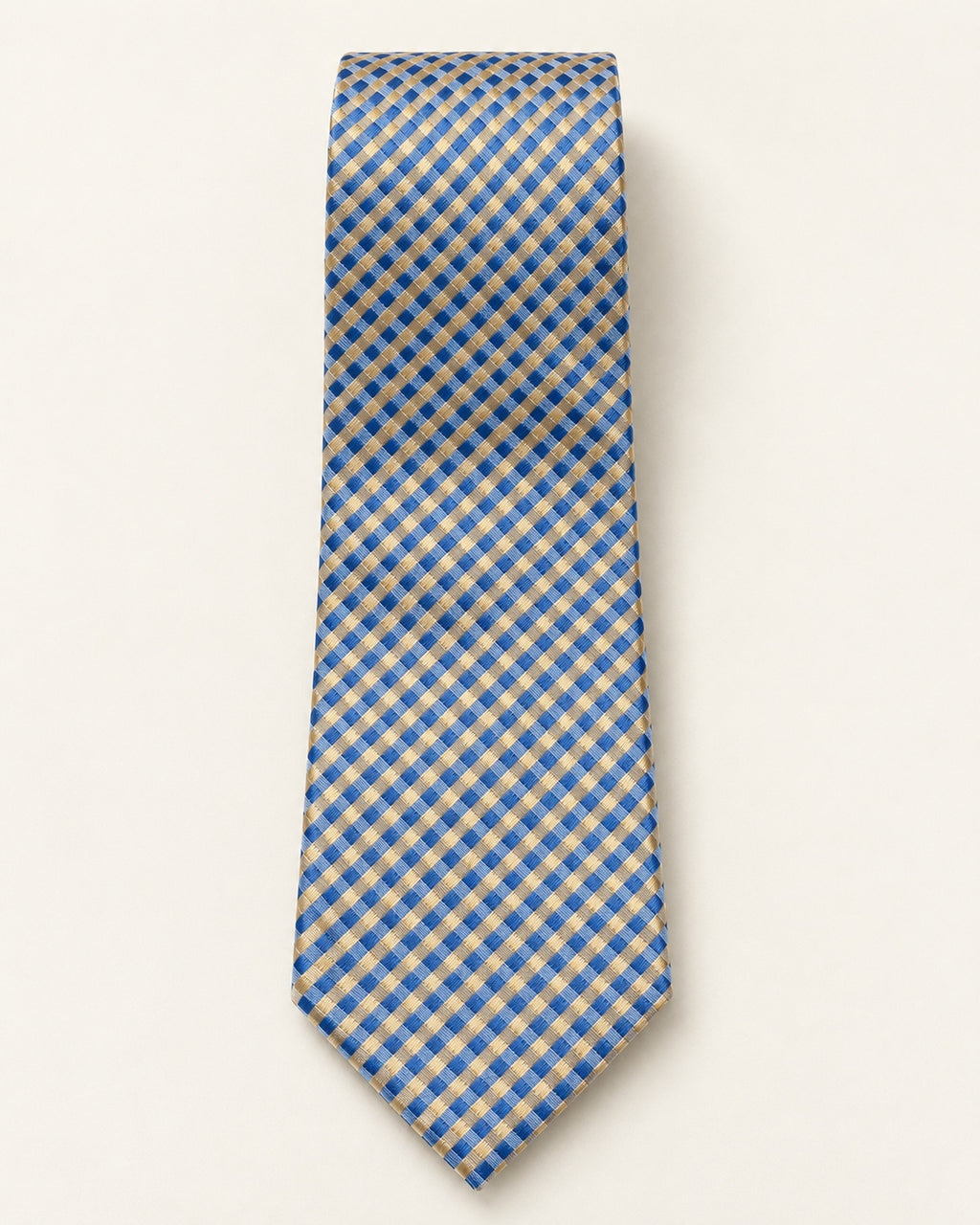 Cravate Auber en jacquard de soie à damier bleu et champagne doré, présentée à plat sur fond clair.