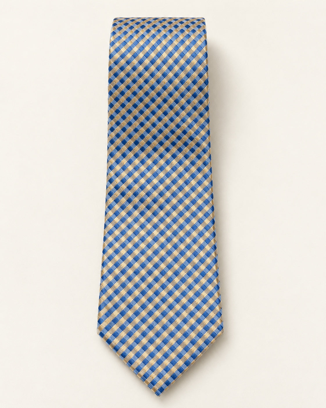 Cravate Auber en jacquard de soie à damier bleu et champagne doré, présentée à plat sur fond clair.