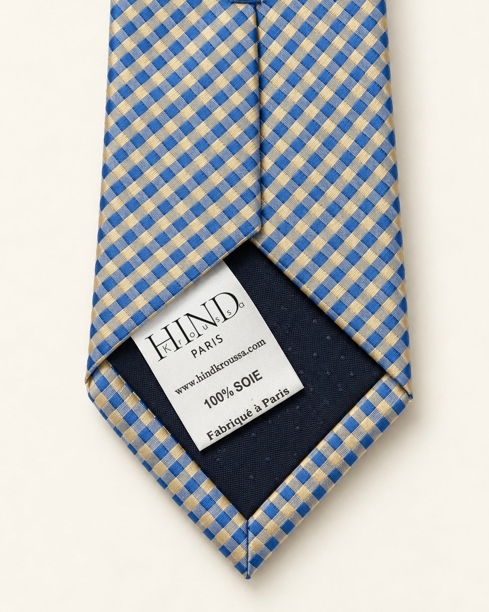 Dos de la cravate Auber, doublure bleu marine et étiquette Hind Kroussa Paris indiquant 100 % soie, fabriqué à Paris.
