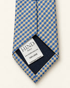Dos de la cravate Auber, doublure bleu marine et étiquette Hind Kroussa Paris indiquant 100 % soie, fabriqué à Paris.