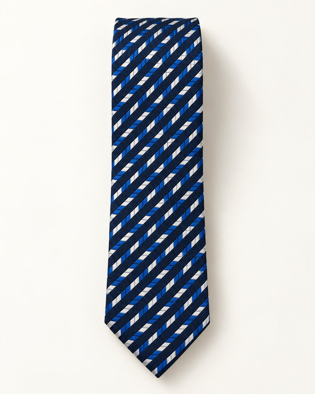Cravate Cambon en jacquard de soie présentée à plat, à rayures diagonales bleu royal et blanches sur fond bleu marine.