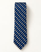 Cravate Cambon en jacquard de soie présentée à plat, à rayures diagonales bleu royal et blanches sur fond bleu marine.