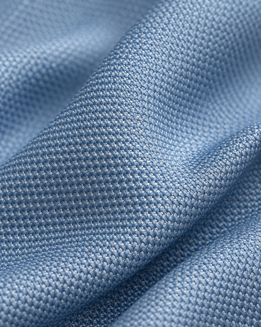 Gros plan du jacquard de soie Chaptal : petits motifs tissés bleu ciel aux reflets clairs.