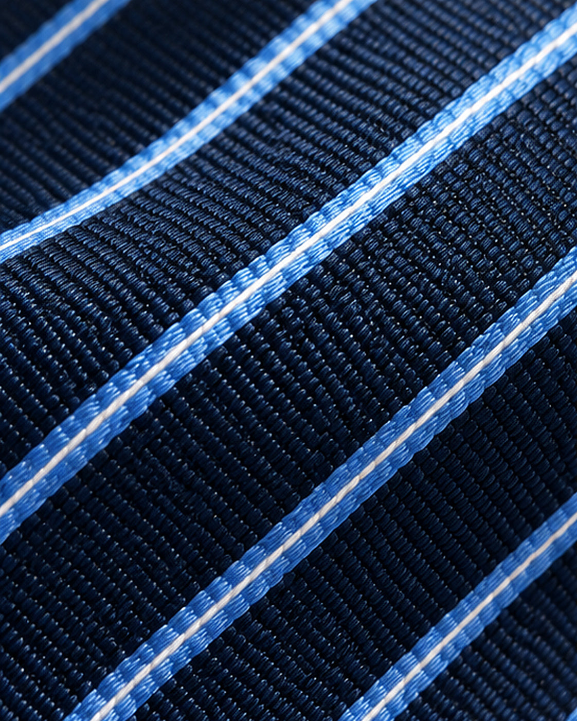 Macro du jacquard de soie Courcelles : fond marine texturé et rayures bleu clair à filet blanc