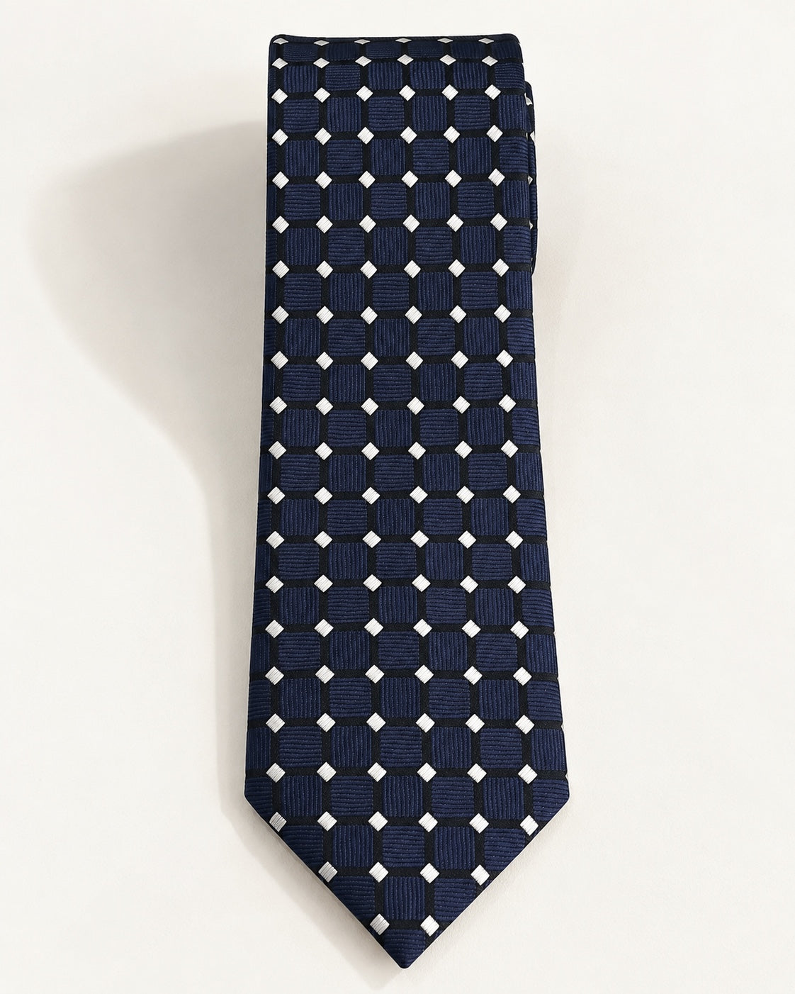Cravate Laborde en soie jacquard bleu marine, vue de face sur fond clair