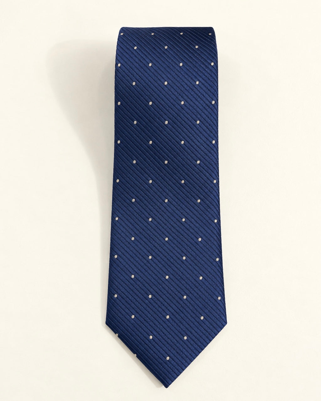 Cravate Lavoisier à plat : jacquard de soie bleu marine, lignes diagonales en relief et petits motifs ivoire.
