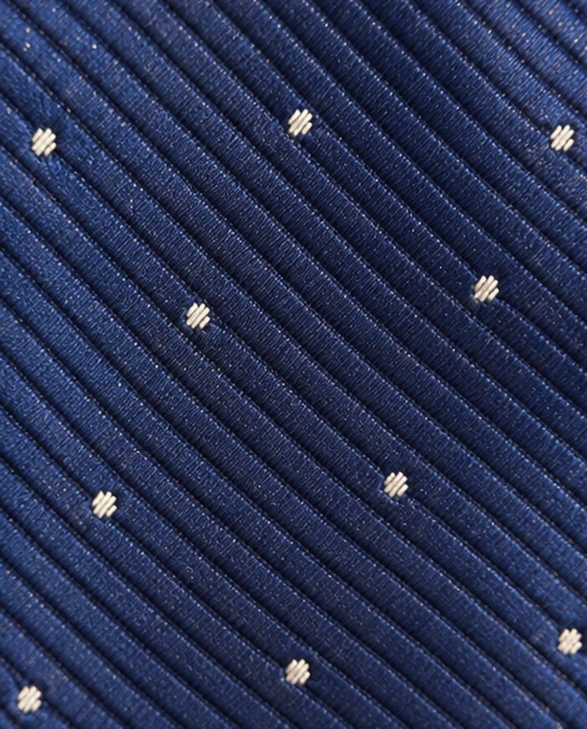 Détail du jacquard Lavoisier bleu marine : côtes diagonales et petits motifs géométriques ivoire tissés.