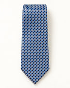 Cravate Marivaux à plat : petits carreaux en diagonale bleu ciel, bleu marine et gris perle.