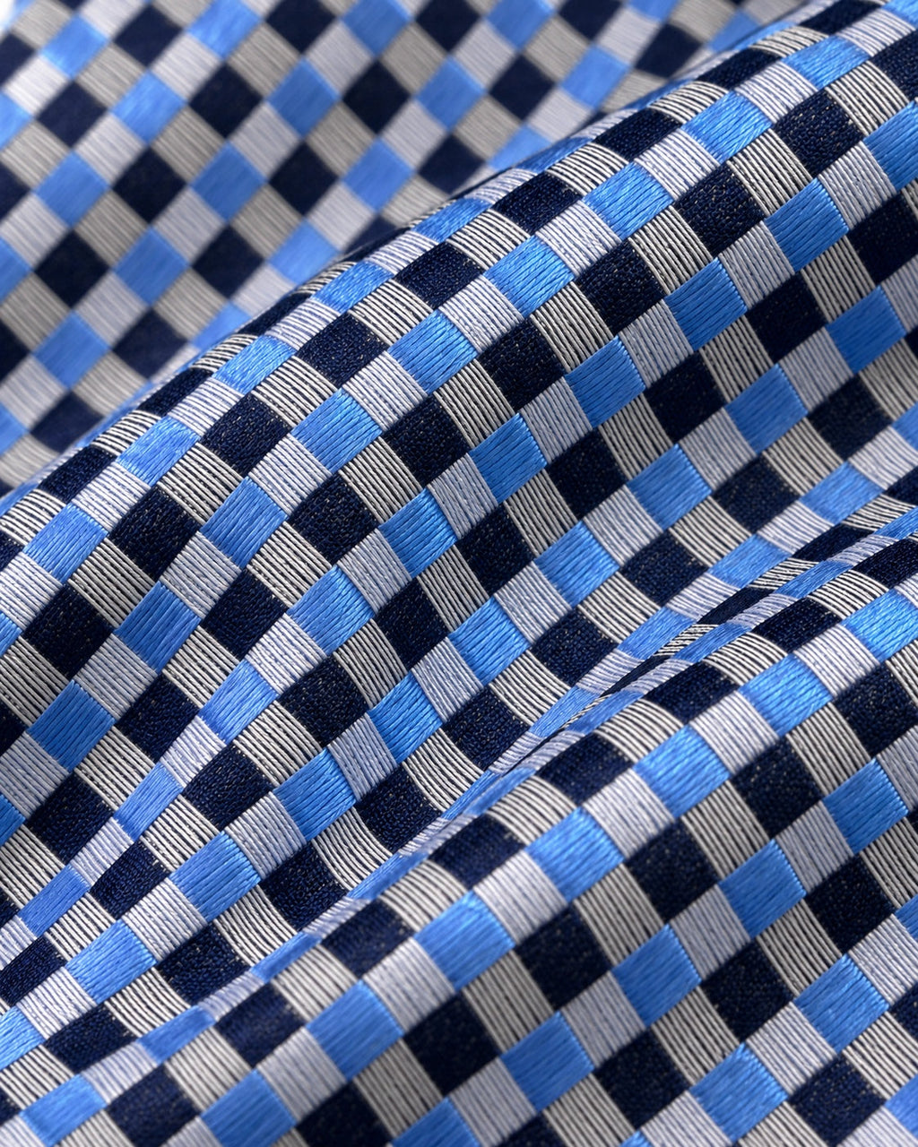 Gros plan du jacquard de soie Marivaux : carreaux striés bleu ciel, bleu marine et gris perle.
