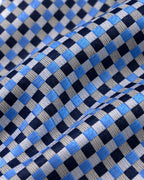 Gros plan du jacquard de soie Marivaux : carreaux striés bleu ciel, bleu marine et gris perle.