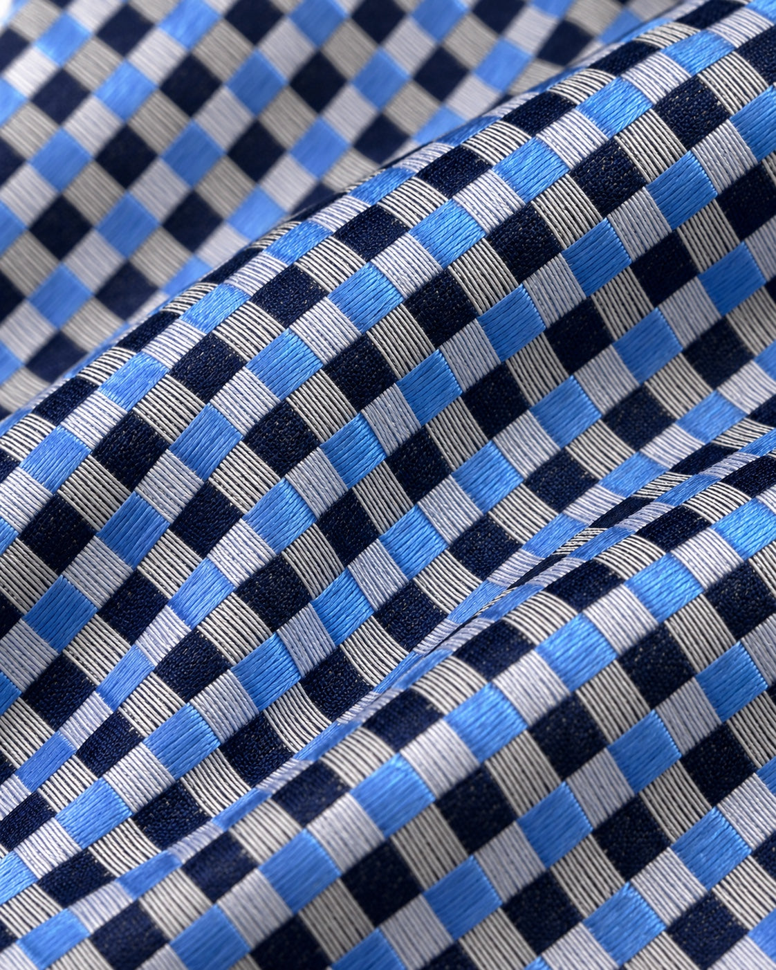 Gros plan du jacquard de soie Marivaux : carreaux striés bleu ciel, bleu marine et gris perle.