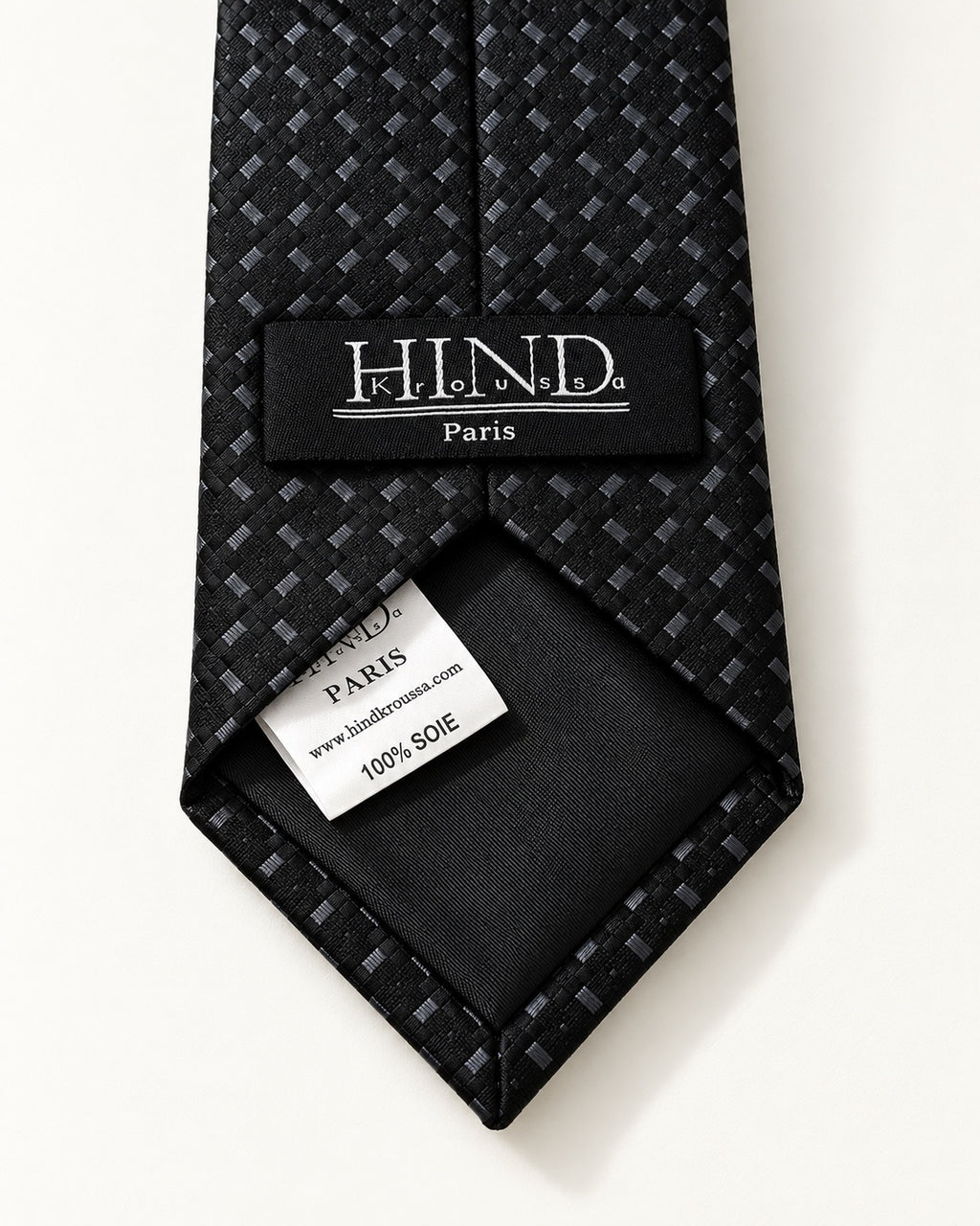 Dos de la cravate Matignon noire et grise, doublure noire et étiquettes Hind Kroussa Paris et 100 % soie.