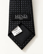 Dos de la cravate Matignon noire et grise, doublure noire et étiquettes Hind Kroussa Paris et 100 % soie.