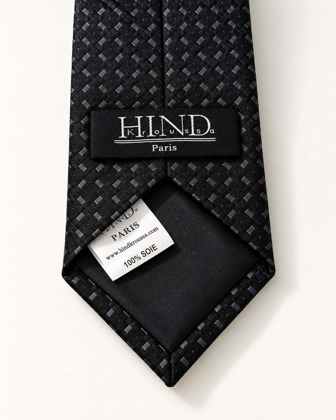 Dos de la cravate Matignon noire et grise, doublure noire et étiquettes Hind Kroussa Paris et 100 % soie.
