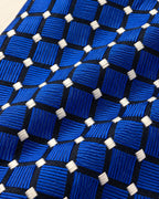 Détail du jacquard Penthièvre : carreaux bleu royal côtelés dans des directions alternées et petits motifs ivoire aux intersections.