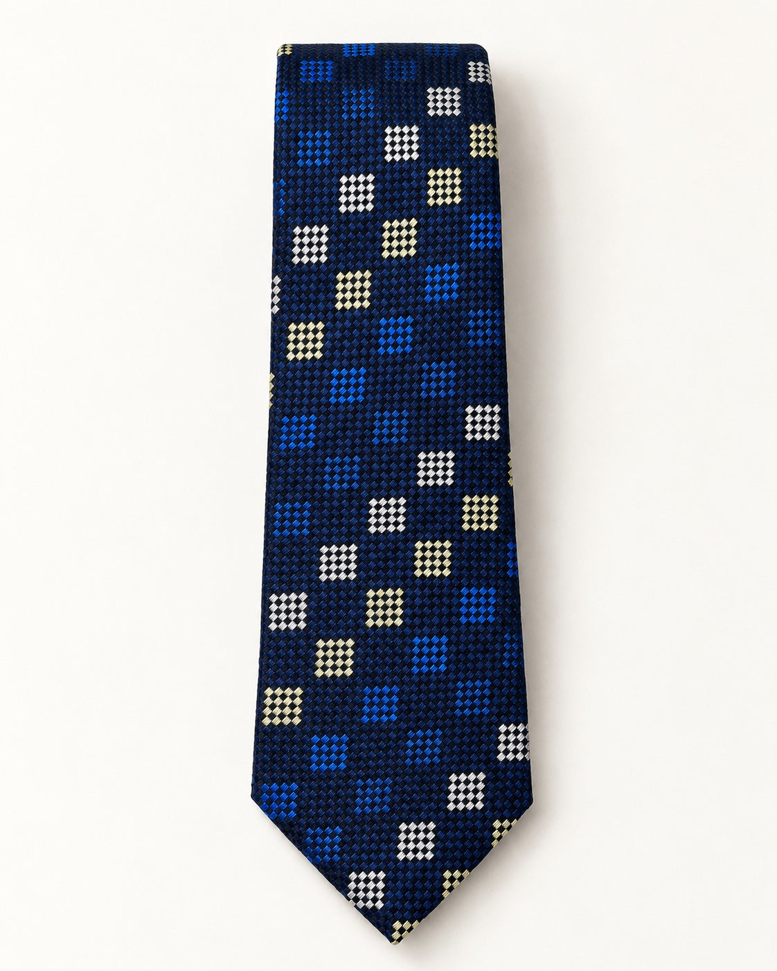 Cravate Prony en soie jacquard bleu marine à motifs de petits damiers, vue à plat