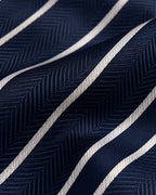 Macro du jacquard Tocqueville : chevrons bleu marine en relief et fines rayures blanches