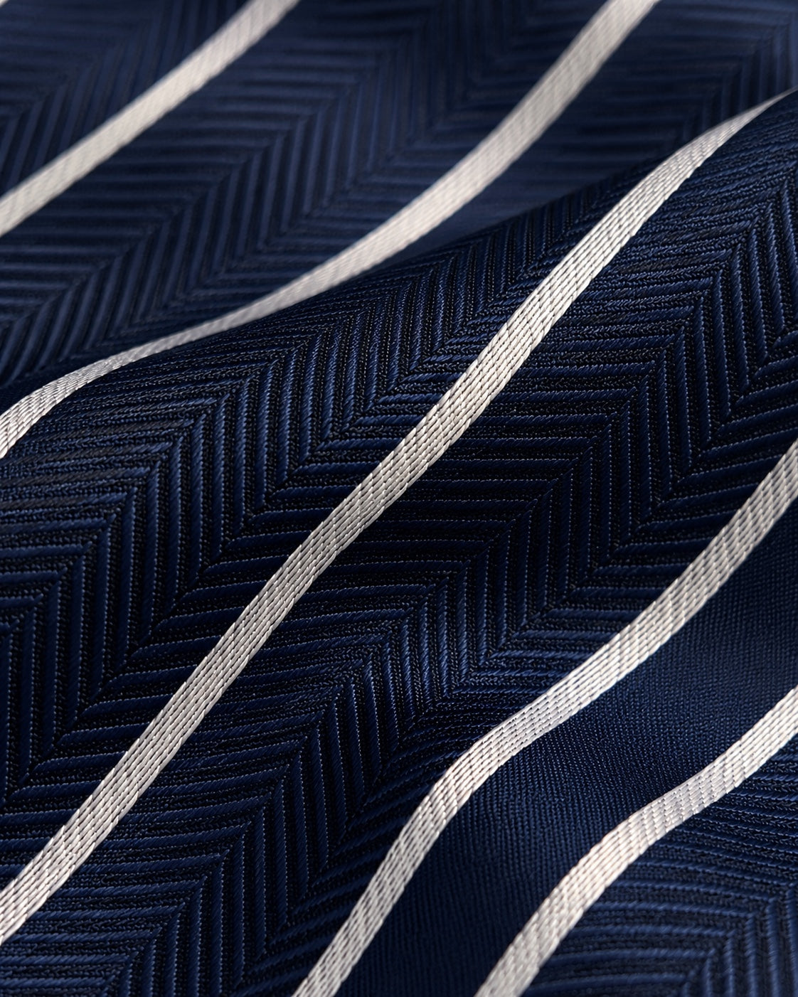 Macro du jacquard Tocqueville : chevrons bleu marine en relief et fines rayures blanches