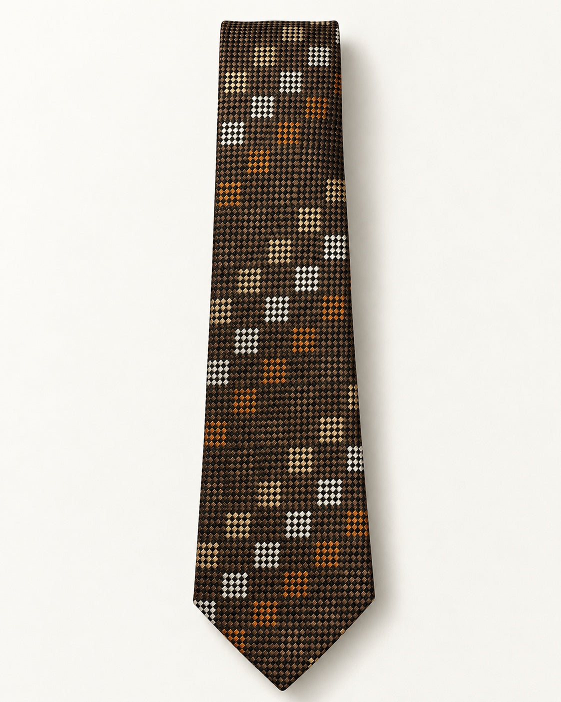 Cravate Volney à plat : micro-damier brun et noir ponctué de carrés ivoire, beige doré et orange cuivré.