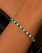 Détail d’un bracelet argenté alternant pierres vertes et claires
