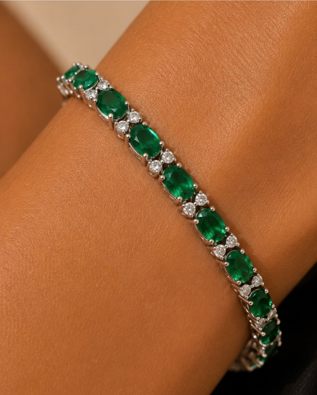 Détail d’un bracelet argenté aux pierres vertes ovales