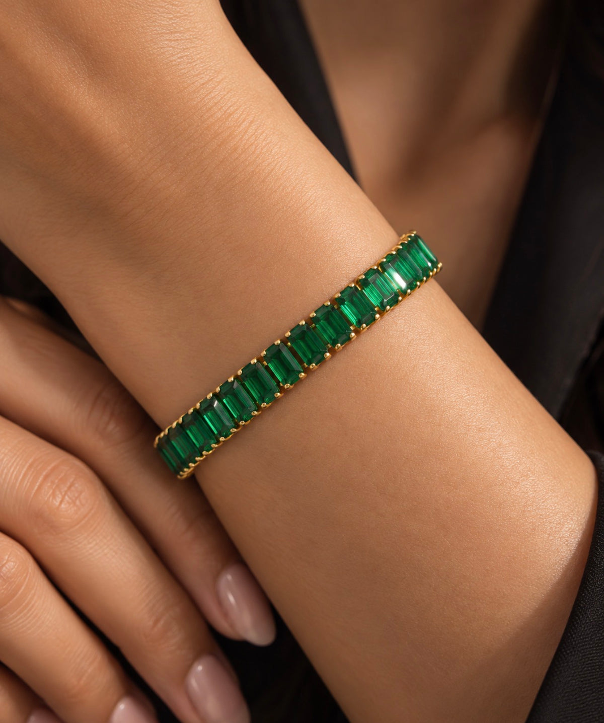 Détail d’un bracelet doré aux pierres vertes rectangulaires