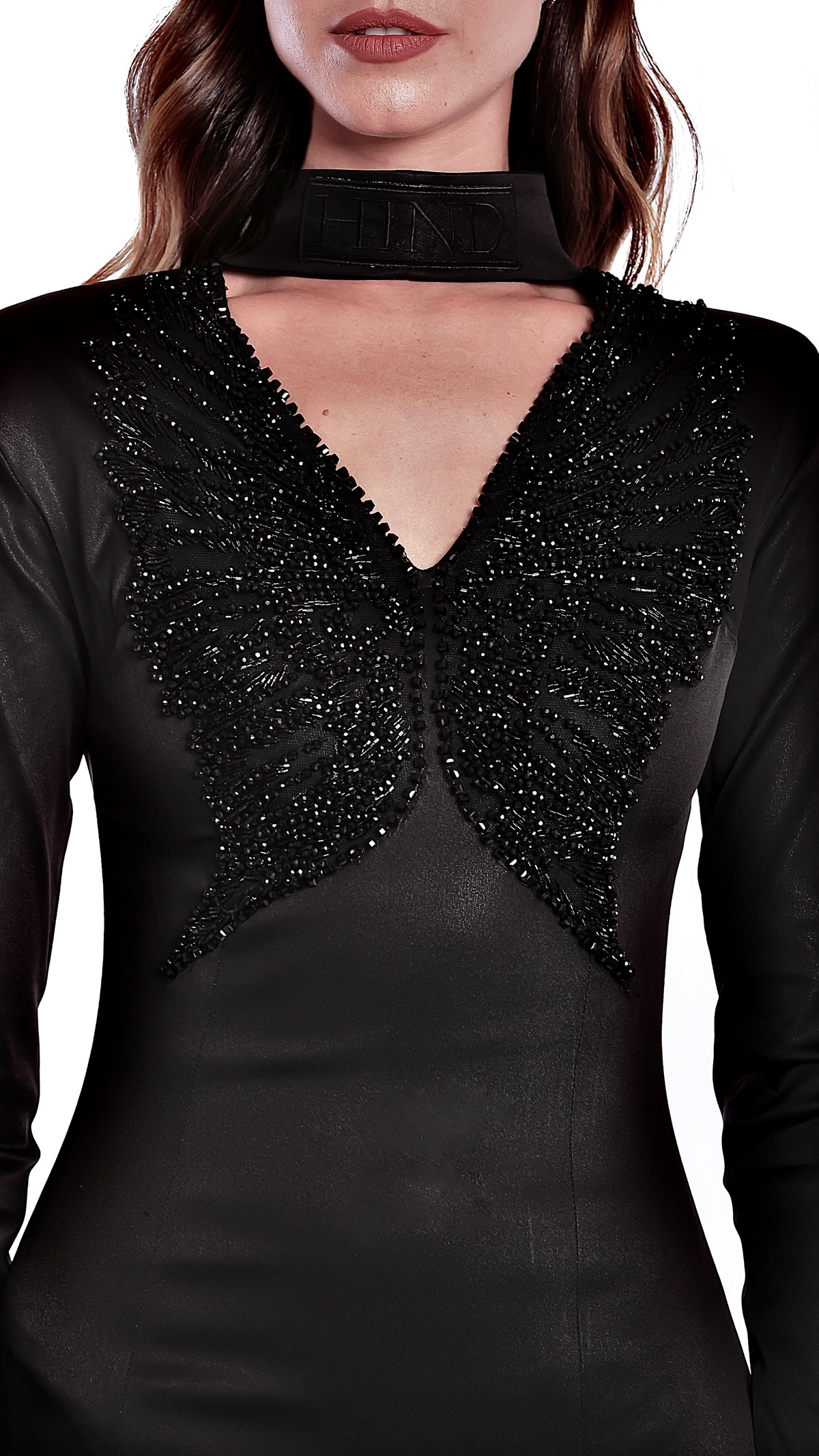 Detalle de un escote negro adornado con perlas