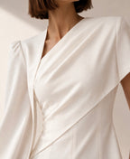 Détail des plis diagonaux d’une blouse blanche