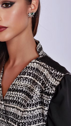 Détail du col contrasté d’une robe en tweed