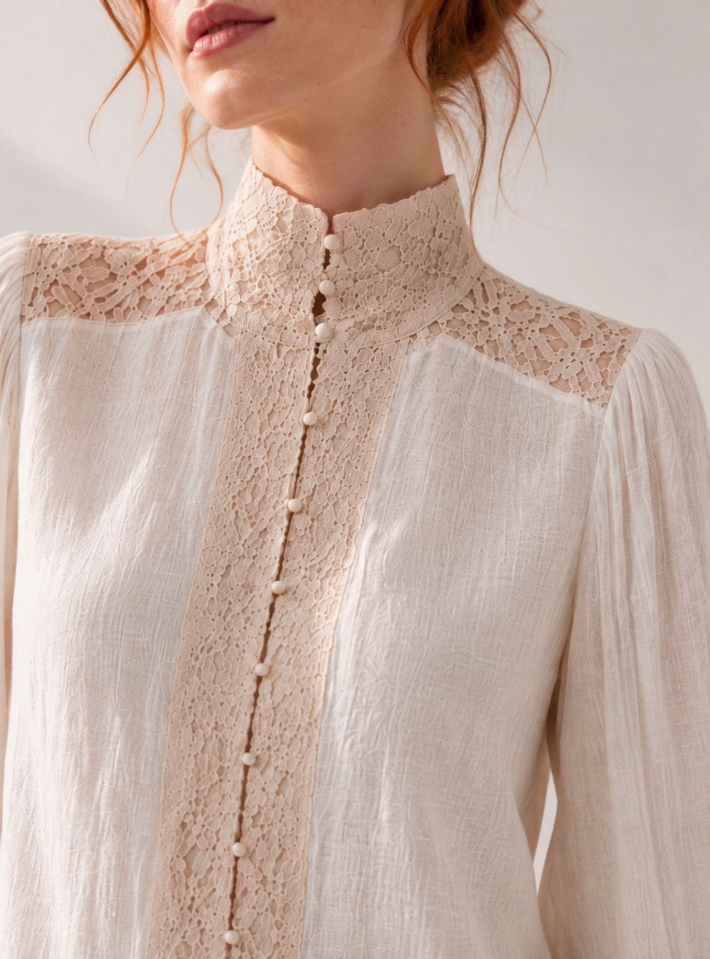 Détail du col et de la dentelle d’une blouse blanche