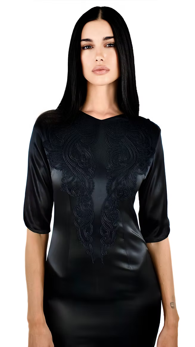 Détail du corsage satiné d’une robe noire