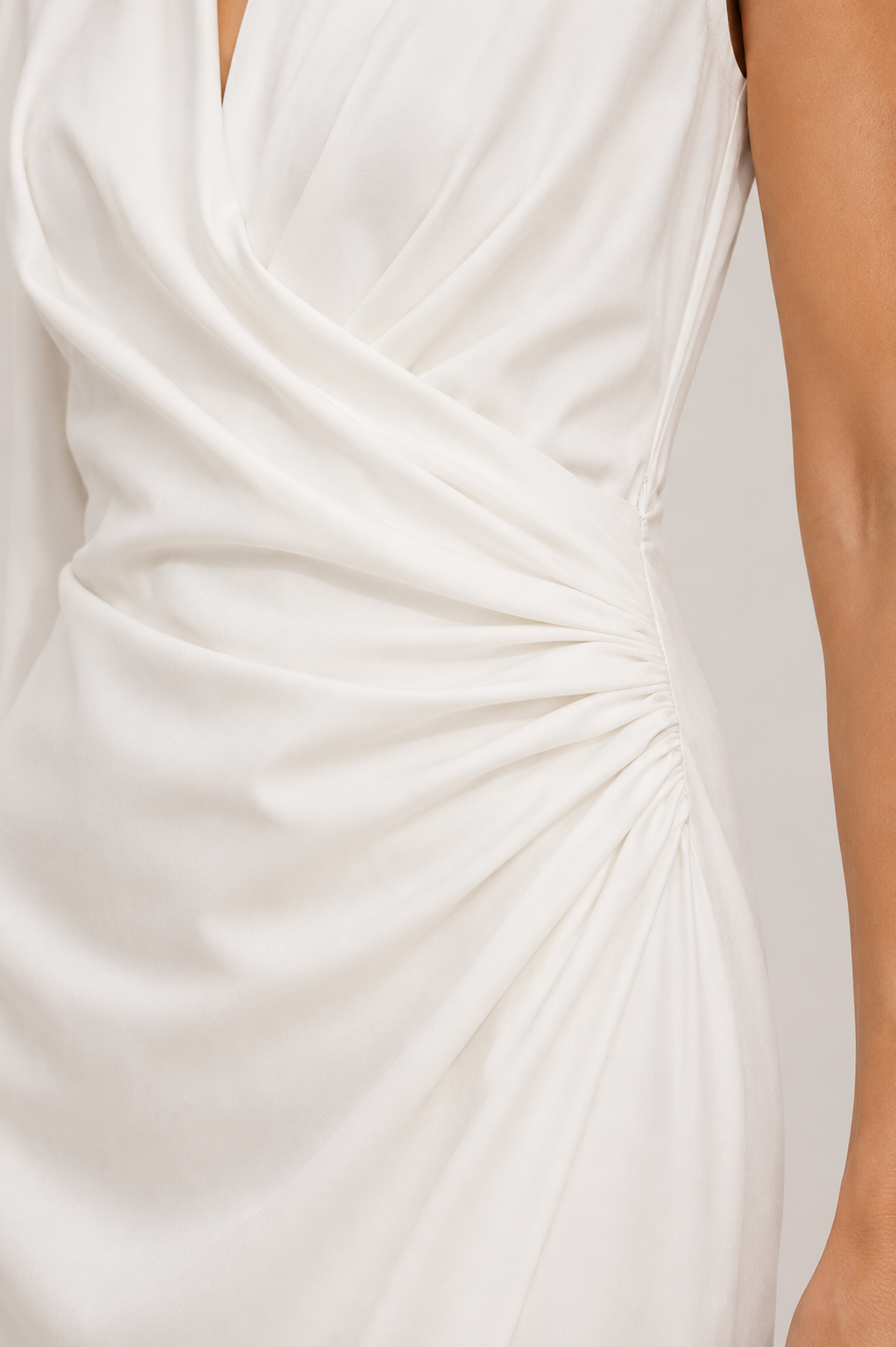 Détail du drapé latéral d’une robe blanche
