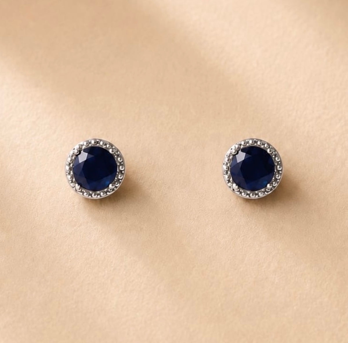Deux boucles rondes bleues entourées de pierres claires