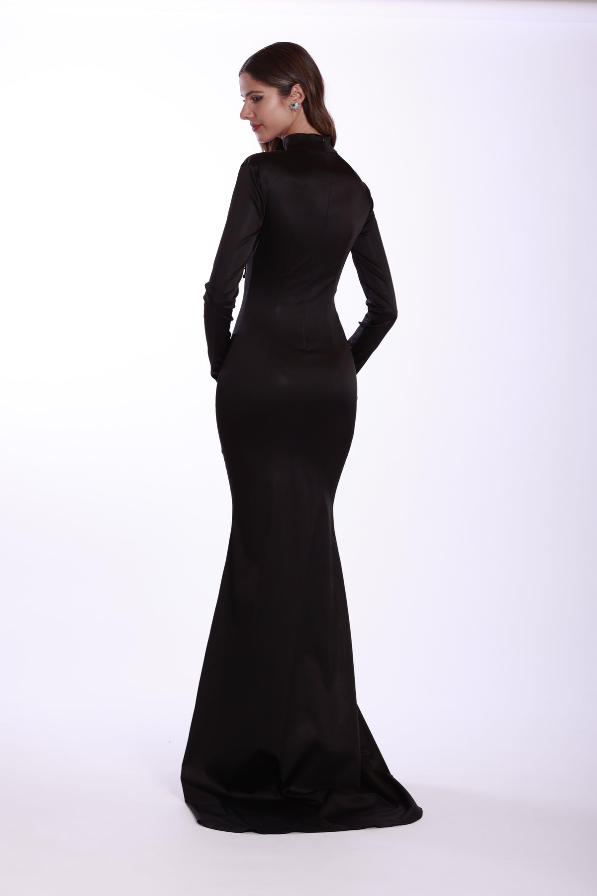 Espalda de un vestido largo negro con cola