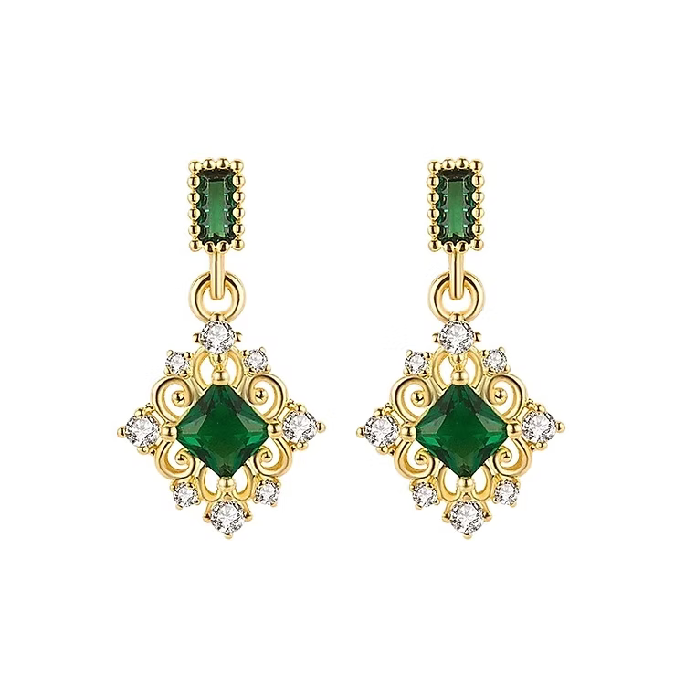 Paire de boucles dorées aux pierres vertes taillées