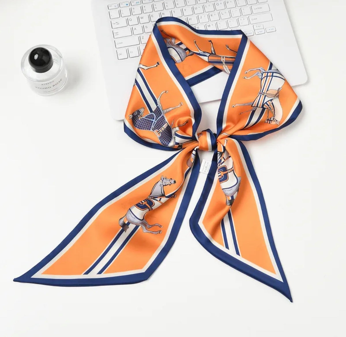 Foulard Rue Crémieux — Un foulard aux motifs équestres, où l’orange rencontre le bleu profond et l’ivoire
