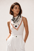Foulard Rue de Furstemberg — Un carré ivoire à grande fleur dessinée en noir, accompagné d’oiseaux et d’une libellule