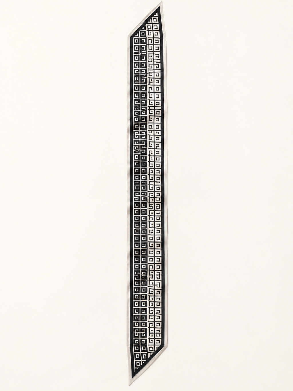 Foulard Rue de la Liberté, vue entièrement ouverte, format 145 × 15 cm — visuel reconstitué